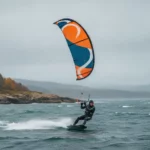 Förläng säsongen för vattenäventyr En person i heltäckande torr- och våtdräkt som utövar vattensport, såsom kitesurfing eller SUP, på ett höst- eller vinterhav.